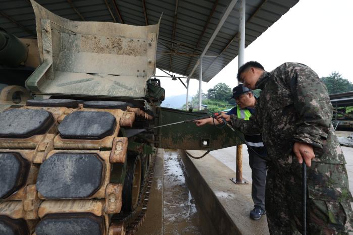 궤도에 들어간 이물질을 벗기는 모습.