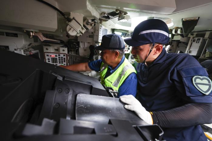 포와 포탑의 안정화 장치를 확인하는 모습.