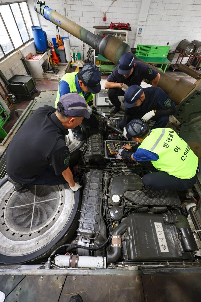 육군군수사령부가 16일 30기갑여단 팬텀대대에서 진행한 민·군 합동 전투장비 정비지원에서 정비지원팀 관계자와 부대원들이 K1A2 전차의 엔진모니터 장치를 점검하고 있다.