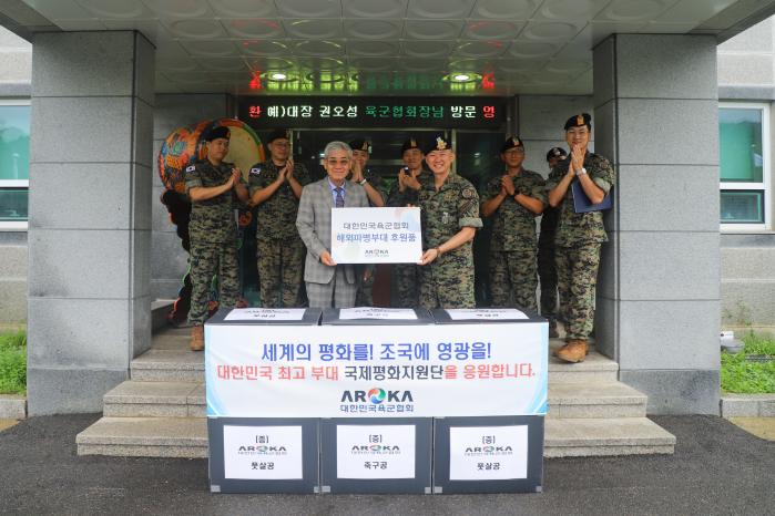 권오성(앞줄 왼쪽) 육군협회장이 17일 육군특수전사령부 국제평화지원단을 방문해 위문금과 스포츠 물품을 전달하고 있다. 부대 제공