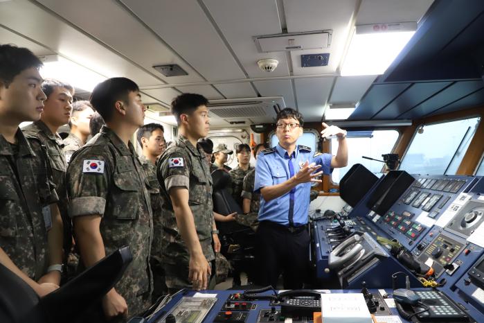 육군51보병사단 신임장교들이 평택해양경찰서 관계자에게 통합방위작전 절차에 대한 설명을 듣고 있다. 부대 제공