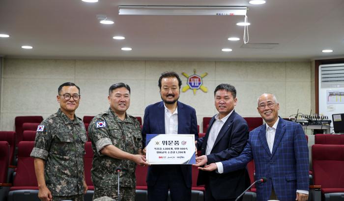 강혁 육군7포병여단장이 부대를 방문한 기관 관계자로부터 위문품을 기증받고 있다. 왼쪽부터 이덕영 부여단장, 강 여단장, 주재현 JFKN 어학연구소장, 김원태 군인공제회 C&C 사장, 김동열 대한무역 이사. 부대 제공
