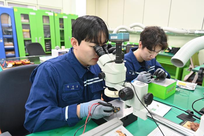 공군83정보통신정비창 체계개발공장 한정주(왼쪽)·정홍준 군무주무관이 KT/A-1 항공기 직류모터 구동장치 시제품 구성 부품의 회로 측정 등 작업을 하고 있다. 부대 제공