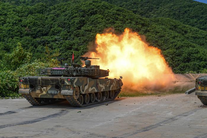 해병대6여단 전차중대 전차포 사격훈련에서 전차포가 불을 내뿜으며 사격하고 있다. 부대 제공
