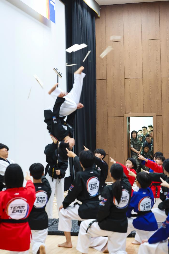 동해시 연합태권도시범단의 공연 모습