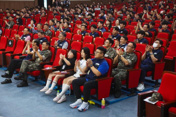 행사를 관람 중인 참석자들.