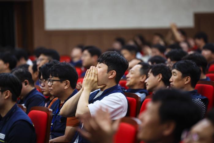 17일 해군1함대에서 군무원 사기 진작 행사 ‘더 행복한 군무원데이’가 열려 군무원과 가족, 공무직 근로자들이 참여하고 있다.