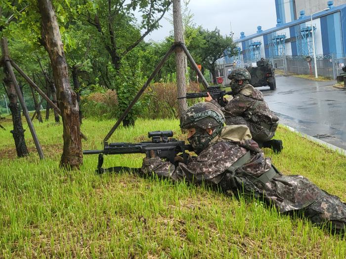 육군39보병사단 장병들이 17일 경남 하동지역 중요시설에서 열린 민·관·군·경·소방 대드론 통합방호훈련 중 경계작전을 하고 있다. 부대 제공