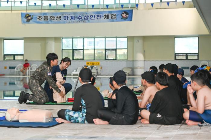 공군20전투비행단 의무요원들이 초등학교 학생들에게 심폐소생술 절차를 교육하고 있다. 사진 제공=이재민 중사