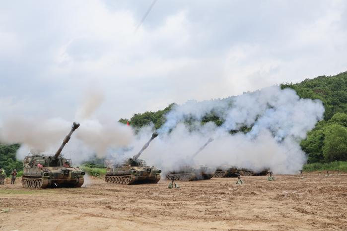 육군3기갑여단 비호대대 K55A1 자주포들이 강원 화천군 포병훈련장에서 표적을 향해 포탄을 발사하고 있다. 부대 제공
