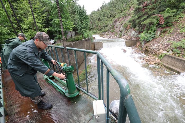 전국 대부분 지역에 돌풍과 천둥, 번개를 동반한 많은 비가 내린 17일 육군수도방위사령부 장병들이 집중호우로 인한 피해를 예방하기 위해 영내에 있는 수문을 개방하고 있다. 조종원 기자