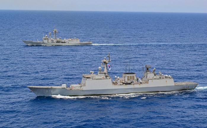 청해부대 45진 문무대왕함과 스페인 해군 나바라함이 지난 17일(현지시간) 소말리아 인근 해상에서 선박 피랍상황에 대비한 연합훈련을 하고 있다. 사진 제공=박재우 해군상사