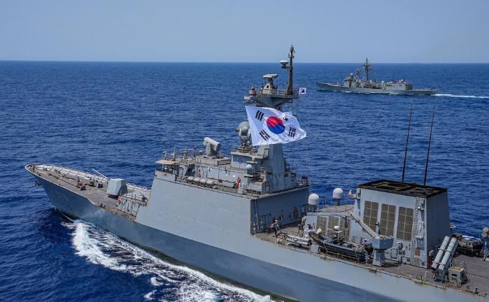 선박 피랍상황에 대비한 연합훈련을 수행중인 청해부대 45진 문무대왕함과 스페인 해군 나바라함. 사진 제공=박재우 해군상사