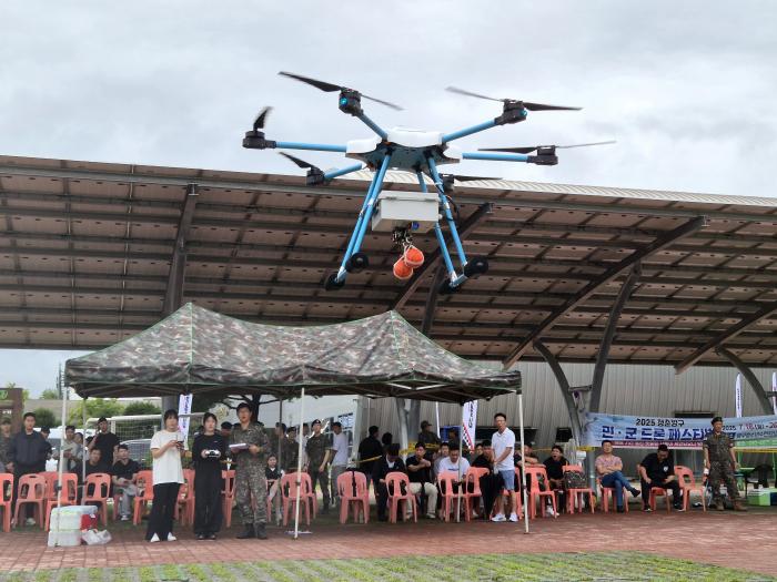 육군3군단이 19일 개최한 ‘민·관·군 드론 페스티벌’ 참가자들이 드론을 조종하고 있다. 부대 제공
