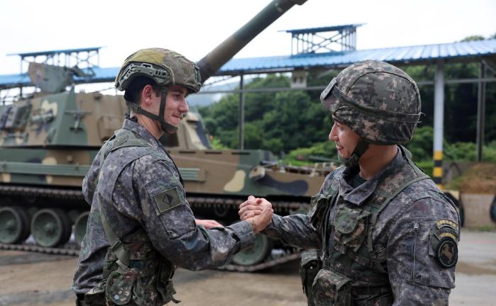2025-2기 육군 국제과정에 참가한 우리 군과 외국군 장병들이 지난 17일 전남 장성군 포병전술훈련장에서 K9A1 자주포 실사격훈련을 마친 뒤 손을 맞잡고 있다. 사진=양동욱 기자