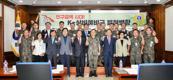육군이 21일 개최한 ‘2025년 국회 정책토론회’에서 한기호(앞줄 왼쪽 다섯째) 국회의원, 고창준(앞줄 오른쪽 다섯째) 육군참모총장 직무대리 등 주요 참석자들이 기념촬영을 하고 있다. 육군 제공