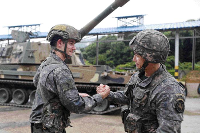 2025-2기 육군 국제과정에 참가한 우리 군과 외국군 장병들이 지난 17일 전남 장성군 포병전술훈련장에서 K9A1 자주포 실사격훈련을 마친 뒤 손을 맞잡고 있다.
