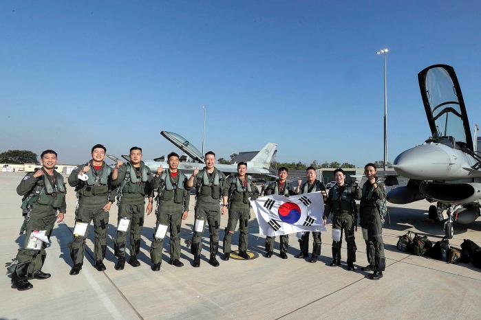 2022년 다국적 연합공중훈련 ‘피치블랙’에 참가한 공군19전투비행단 조종사들이 호주 다윈 공군기지에서 태극기를 펼쳐 보이고 있다.
