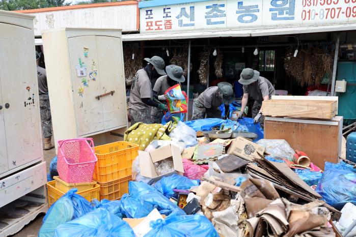 장병들이 침수 피해 물품을 정리하고 있다.
