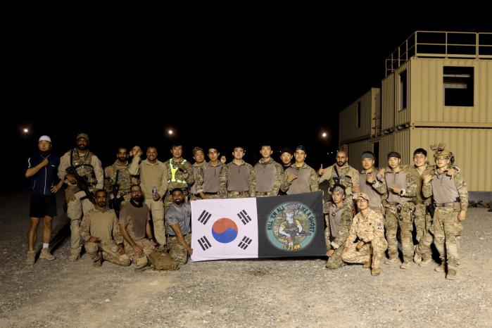 아크부대 24진과 UAE군 장병들이 훈련 종료 후 기념사진을 찍는 모습. 사진 제공=김상헌 육군소령