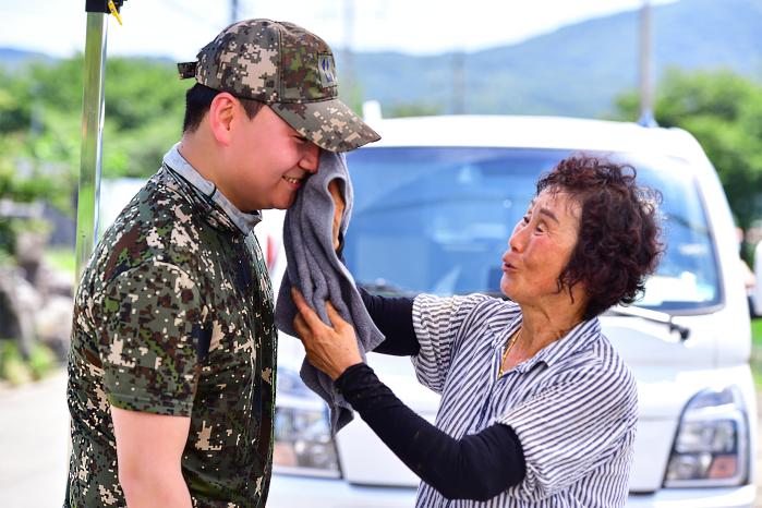 경남 하동군 수해 지역 마을 주민이 피해복구에 힘쓰는 공군3훈련비행단 장병의 땀을 닦아주고 있다. 사진 제공=이용욱 하사