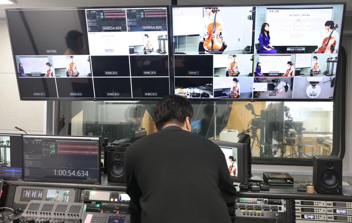 서울 강북구에 있는 서울사이버대학교의 스튜디오에서 온라인 강의 콘텐츠를 제작하고 있다.