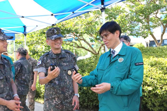 조재명(왼쪽) 국군지휘통신사령관이 부대를 방문한 배준현 수원고등법원장에게 통신 장비에 대해 설명하고 있다. 부대 제공