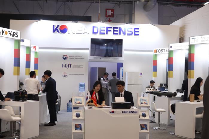 튀르키예에서 27일까지 열리는 ‘IDEF 2025’에 마련된 통합한국관에서 국내 방산기업 제품 홍보와 수출 상담이 이뤄지고 있다. 방사청 제공