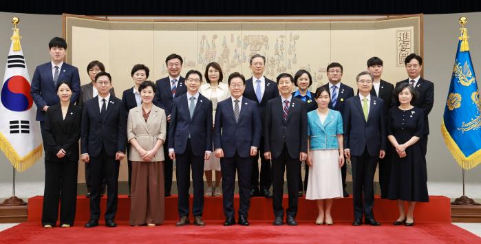 이재명 대통령이 23일 서울 용산 대통령실 청사에서 열린 임명장 및 위촉장 수여식에서 신임 국무위원, 지방시대위원장 및 가족과 기념촬영을 하고 있다. 연합뉴스