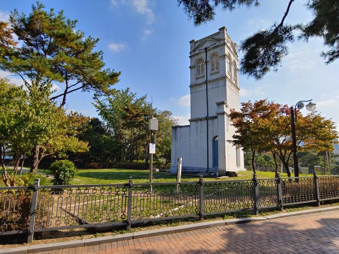 옛 러시아 공사관. 6·25전쟁 때 소실되고 첨탑만이 남아 있다. 필자 제공