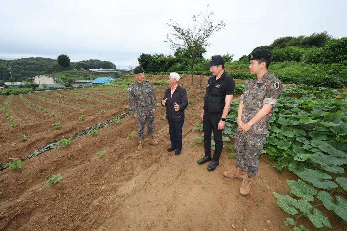 이강옥(왼쪽 둘째) 옹이 지난 16일 경기 파주시 동문1리 소재 자신의 밭에서 유해발굴작전 참여 장병들에게 74년 전 전사자 시신을 수습한 사연을 설명하고 있다.