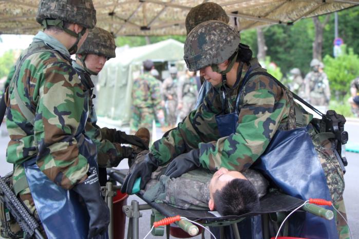 육군56보병사단 용마여단 장병들이 대량사상자관리 훈련 중 정밀제독소에서 화생방 물질에 노출된 상황을 가정해 제독절차를 숙달하고 있다. 사진 제공=권오성 대위