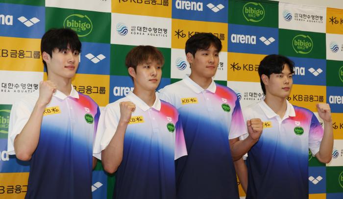 싱가포르 세계수영선수권대회에 출전하는 국가대표 황선우(왼쪽부터), 김우민, 김영범, 이호준이 24일 인천국제공항에서 출국에 앞서 파이팅을 외치고 있다. 연합뉴스