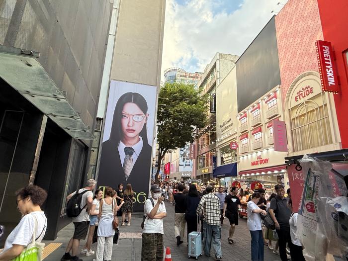 명동거리에선 외국인들의 모습을 곳곳에서 발견할 수 있다. 필자 제공