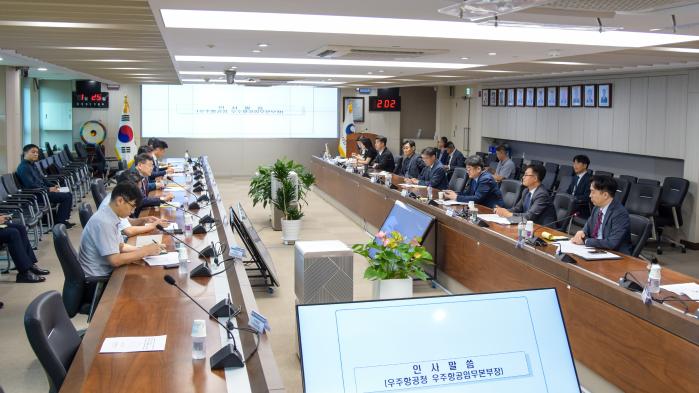 지난 25일 ‘제2차 방위사업청-우주항공청 본부장 협업회의’ 참석자들이 회의를 하고 있다. 방사청 제공