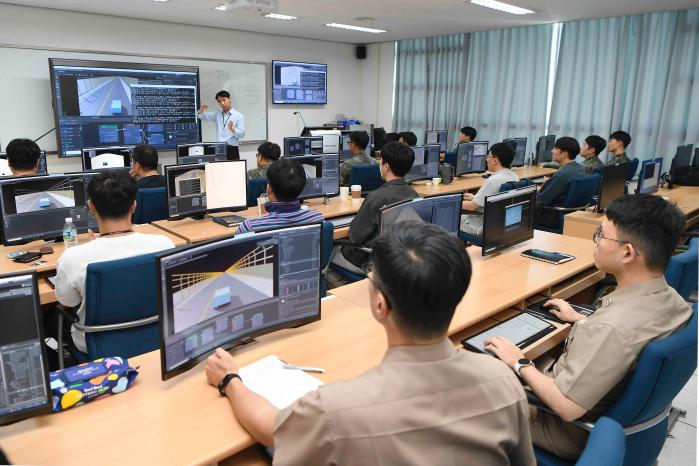 윤택한 한국해양대 박사가 해군교육사령부 정보통신학교 AI 전문인력 양성 과정 교육생들에게 옴니버스 시나리오 기반 실습에 앞서 이론 강의를 하고 있다. 부대 제공