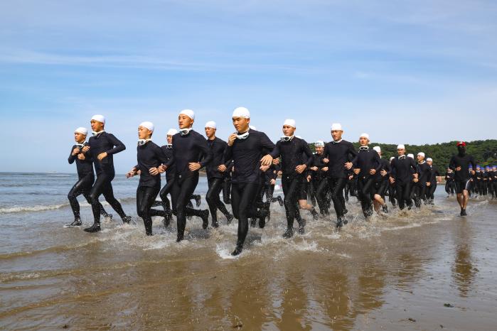 생도들이 본격적인 훈련에 앞서 뜀걸음하고 있다.