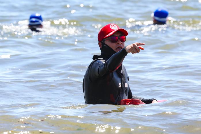 공군사관학교 2학년 생도들의 하계군사훈련 중 하나로 진행된 해양생환훈련에서 교수가 훈련을 지도하고 있다.