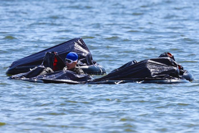 생도들이 전투복을 입고 비상용 보트 탑승 훈련을 하고 있다.