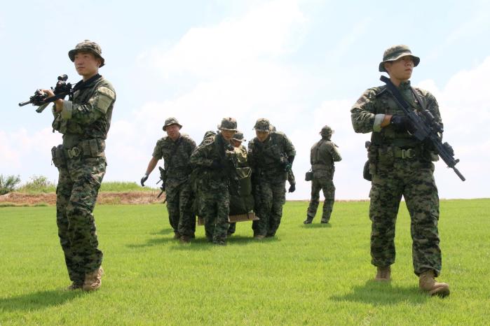 특전대원들이 지난 21일부터 25일까지 전개한 연합·합동 공중재보급훈련 중 투하된 화물을 회수하고 있다. 사진 제공=김지원 중사(진)