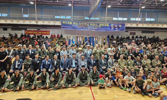 26일 미7공군 오산기지에서 열린 ‘2025 한미 친선 전군 태권도 경연대회’에 참가한 선수 및 관계자들이 기념촬영을 하고 있다.