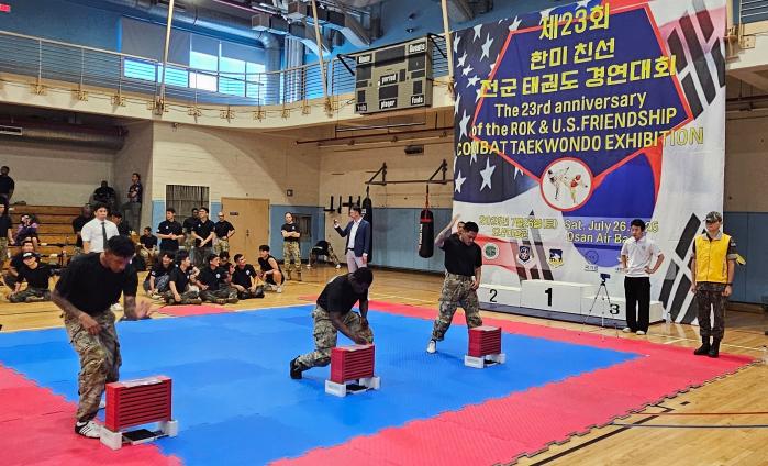 미군 장병들이 격파 기량을 겨루고 있다.