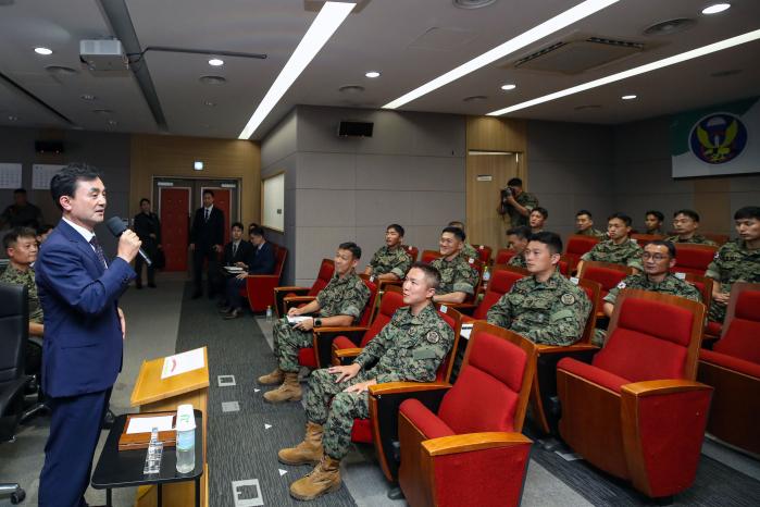 안규백 국방부 장관이 28일 육군특수전사령부 비호부대를 방문해 장병들과 소통하고 있다. 취임 후 처음으로 군 부대 현장점검에 나선 안 장관은 ‘본연의 임무에 충실한 국민의 군대 재건’을 강조했다. 한재호 기자