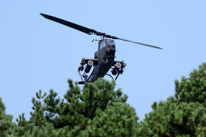 AH-1S 코브라 공격헬기가 공중 화력지원을 묘사하고 있다.