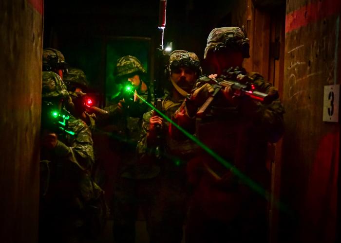 25-2차 한미 해병대 연합훈련의 하나로 진행 중인 해병대2사단 연합 보병훈련에서 한미 해병대 장병들이 야간 조준경과 레이저 장비를 활용해 표적을 탐색하며 건물에 진입하고 있다. 부대 제공