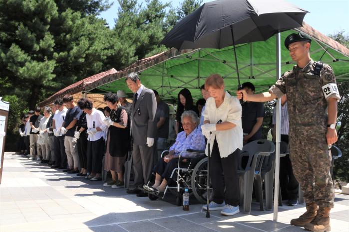 육군5보병사단 표범여단이 지난 26일 강원 철원군 GOP대대 위령탑에서 개최한 수해 순직장병 추모제에서 유가족들이 묵념을 하고 있다. 부대 제공