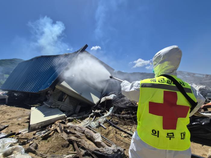 해군교육사령부 의무대 장병과 방역 차량이 28일 경남 산청군 야정마을에서 방역 작업을 하고 있다. 해군 제공