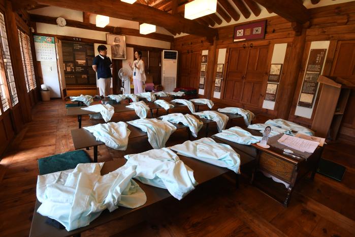 덕신학교를 재현한 건물 내부.