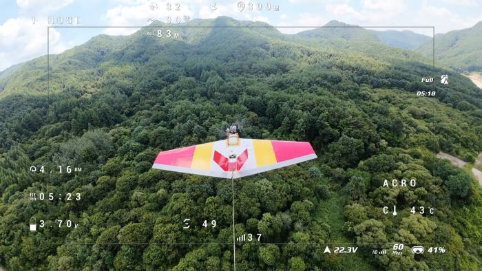 육군2작전사령부 ‘적 무인기 대응훈련’에서 조종자가 실시간 영상을 통해 FPV 자폭 드론을 조종하며 대공표적기를 추적, 정확한 타격을 시도하고 있다.