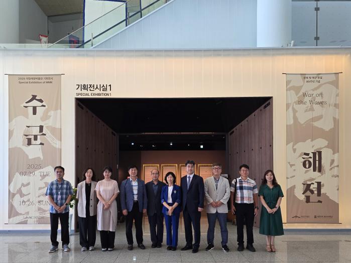 해군사관학교 박물관, 국립해양박물관, 국립진주박물관 관계자들이 29일 국립해양박물관에서 해군 창설 80주년을 기념해 열린 ‘수군, 해전’ 전시 개최 기념사진을 찍고 있다. 부대 제공